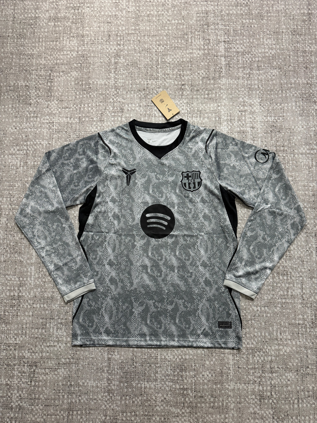 Barcelona 2026/27 Away Goalkeeper Long-Sleeve Shirt — Fan Version — photo 1