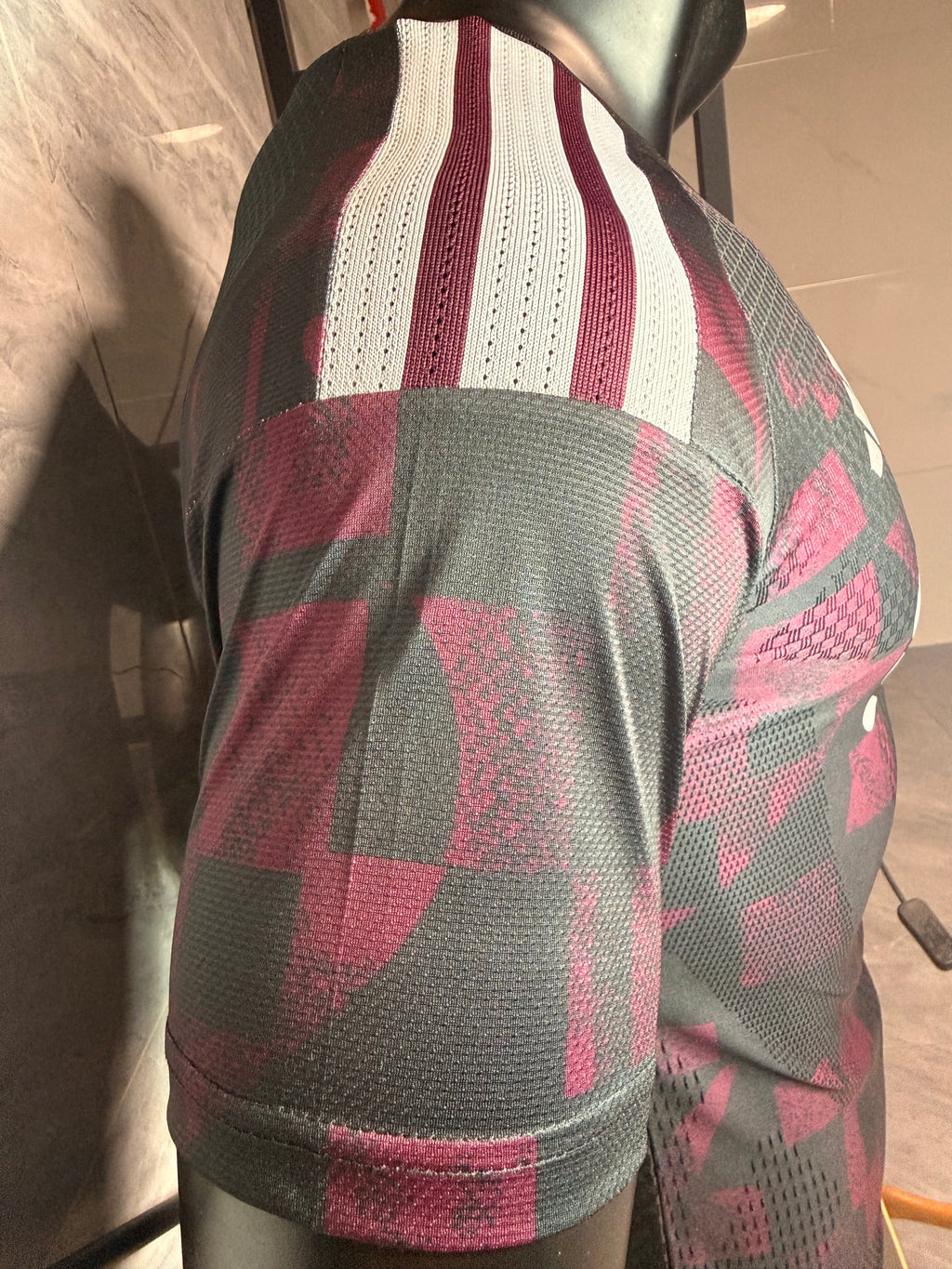 Liverpool 2026/27 Black and Magenta Third Shirt — Player Version — photo 7
