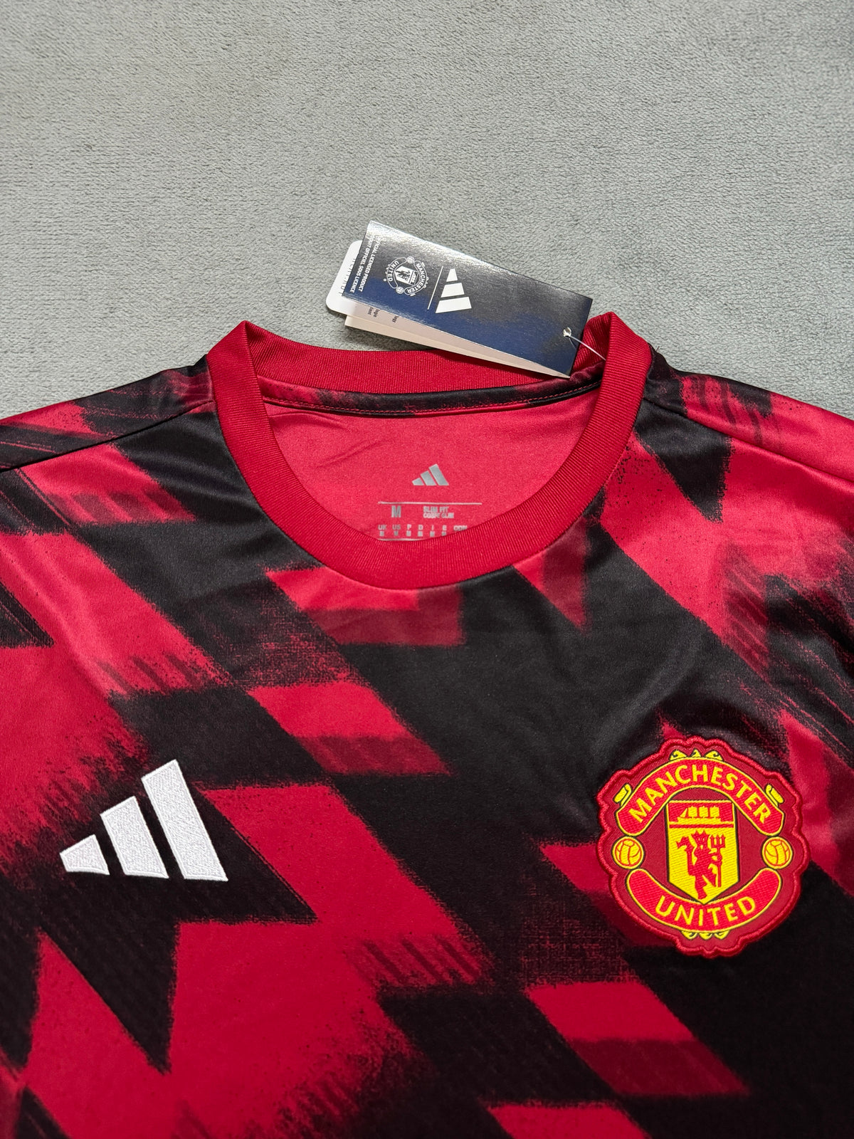 Manchester United 2025/26 Red and Black Training Shirt — photo 1