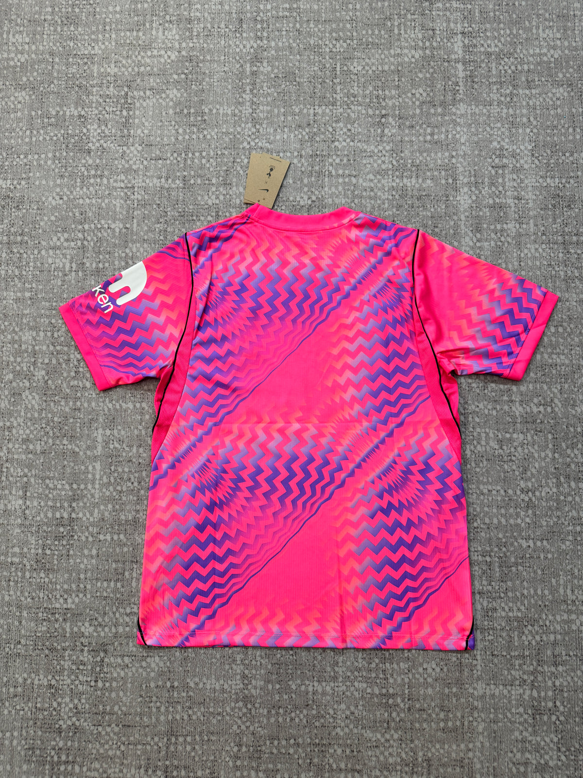 Tottenham Hotspur 2026/27 Pink Goalkeeper Shirt — Fan Version — photo 2